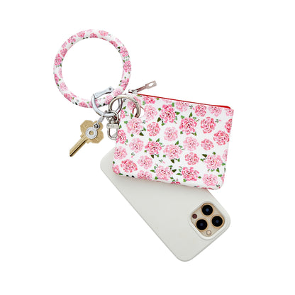 This set includes a big o key ring, a mini silicone pouch and a phone connector. It is in a pink peony print.