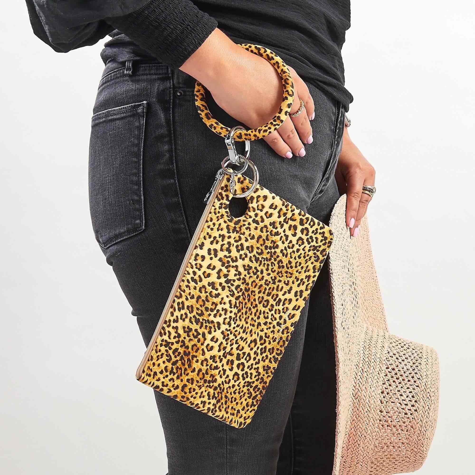 新品 L'Appartement グッド グリーフLEOPARD POUCH Cheetah Print Large Pouch Wristlet – Silicone Key Ring Set – Oventure